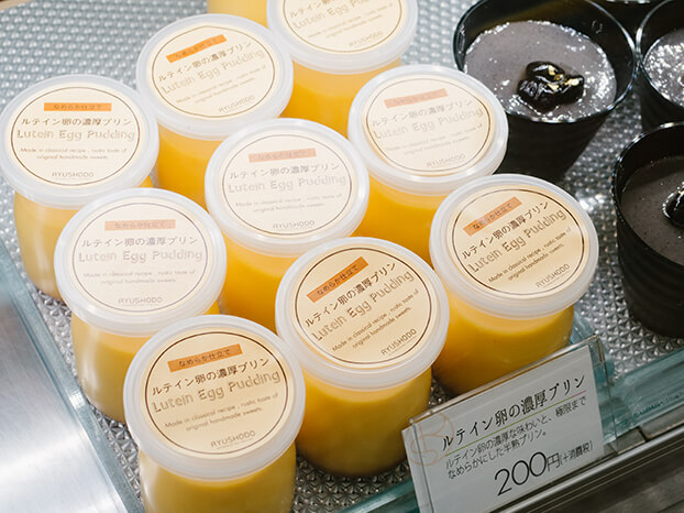 ショーケースに並ぶ隆勝堂のプリン